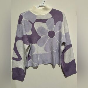 Super cute women’s Divided sweater